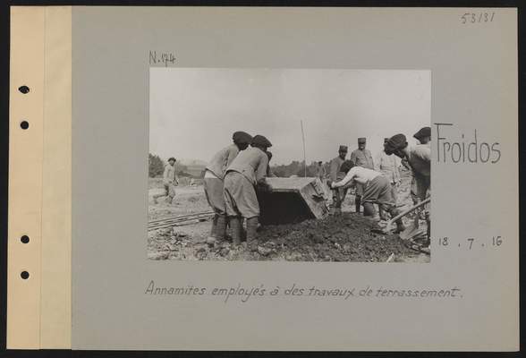 Annamites employés à des travaux de terrassement